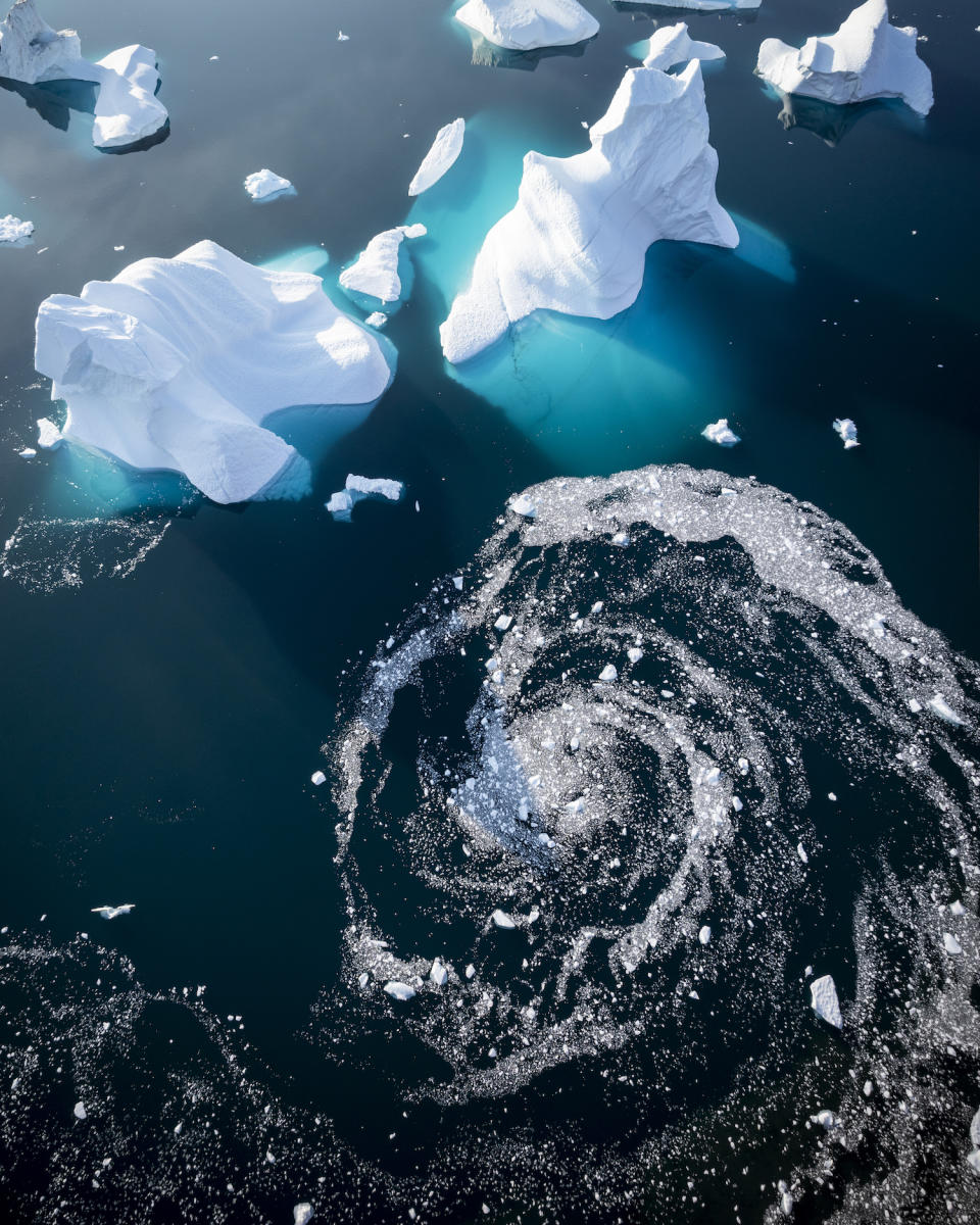 Isþyrlu – Ice swirls form on cold, blue water