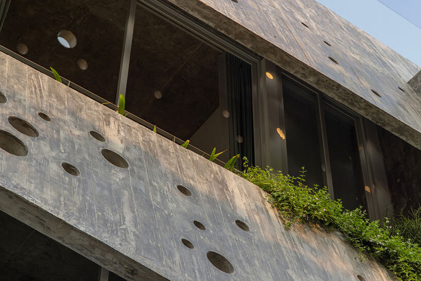 An irregular two-layer concrete facade envelops the Kho Ren House by M+TRO.studio in Vietnam