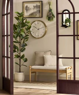 Entrance area with bench, pictures and potted plant