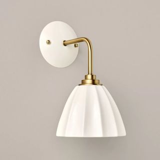 Wall lamp made of fluted ceramic, white/gold