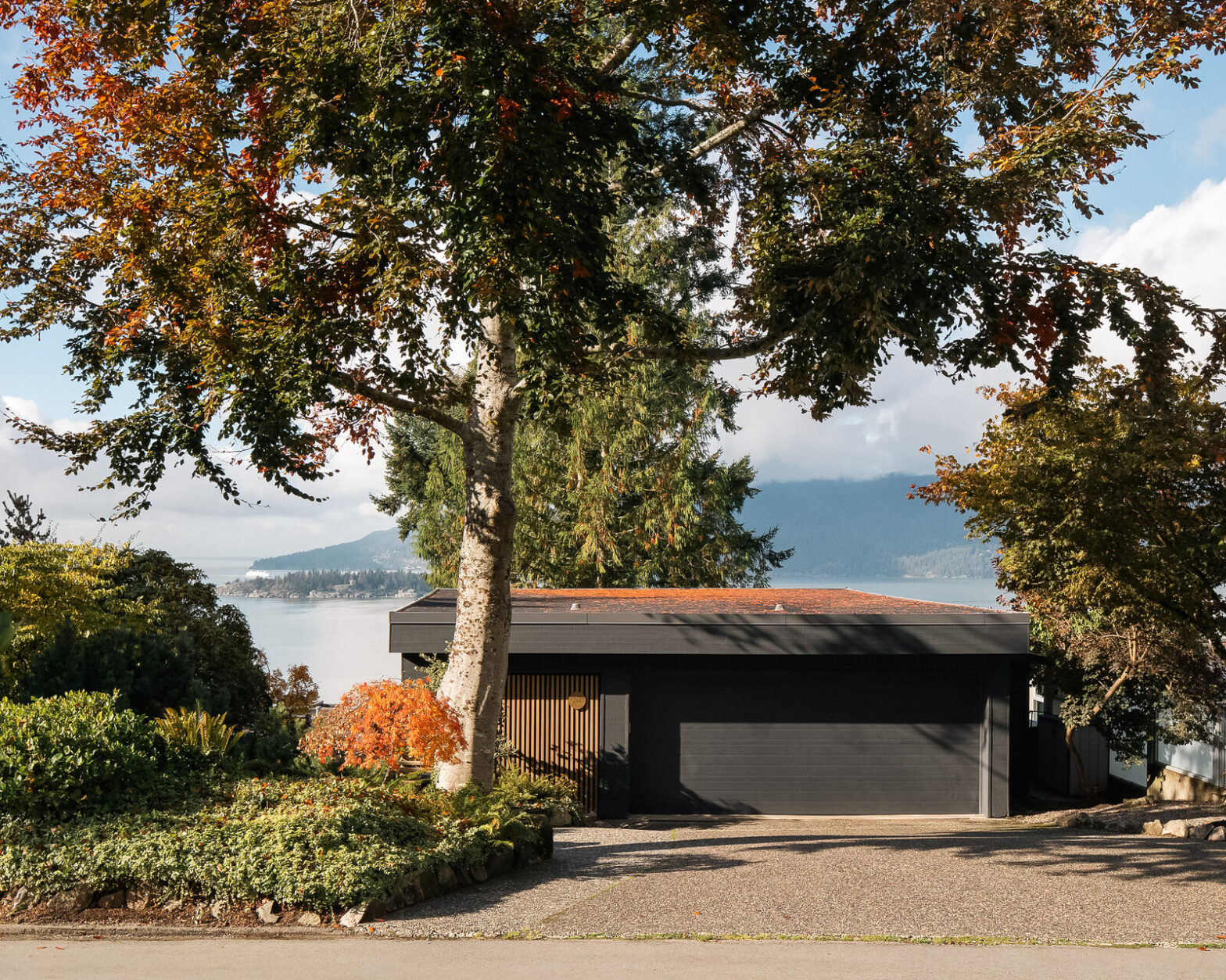 In this 3.5 million USD West Vancouver Mitte of the Century, everything revolves around the ocean