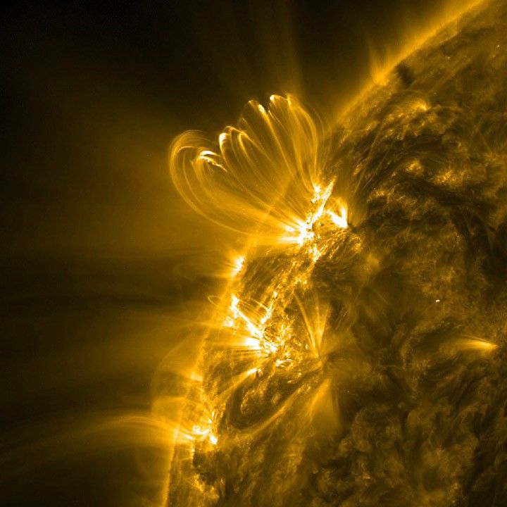 NASA solar observatory sees coronal loops flicker before large flares