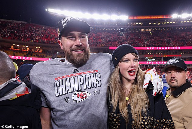 Among the celebrities present is pop star Taylor Swift, who cheered on Travis Kelce