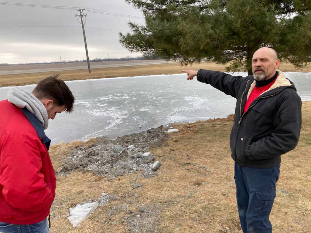 Hardware workers from Crete rescue drivers save on the frozen pond