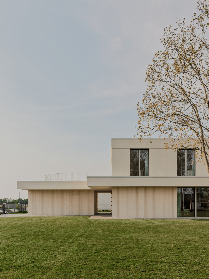 Gaiss rests the linear symmetrical volume of the house on the wood fighting in Latvia