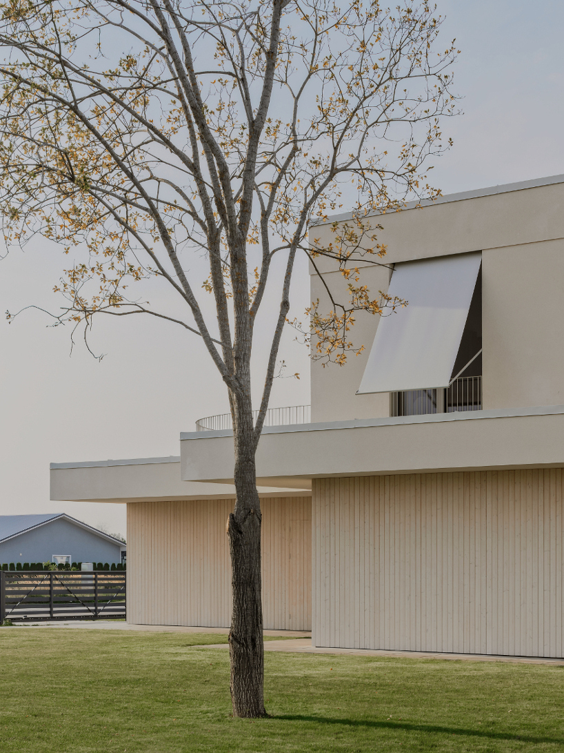 Gaiss rests the linear symmetrical volume of the house on the wood fighting in Latvia