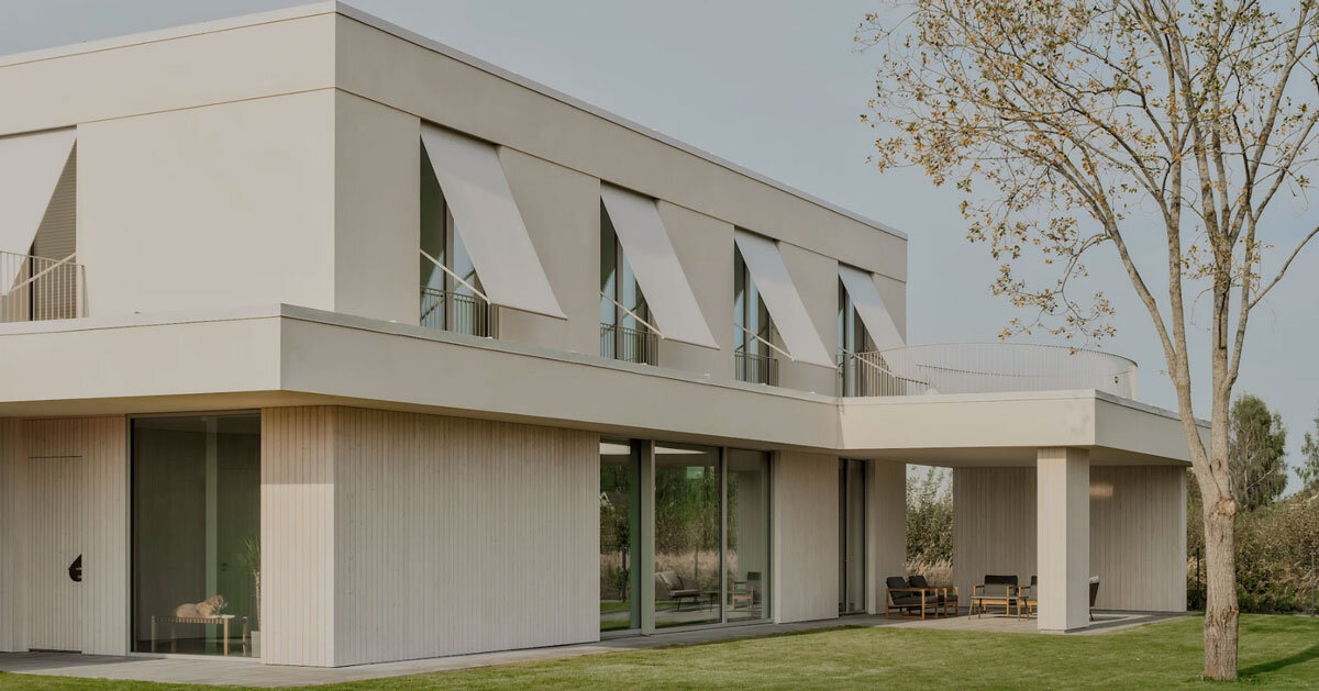 Gaiss rests the linear volume of the house on the wood in Latvia on the wood -covered in Latvia