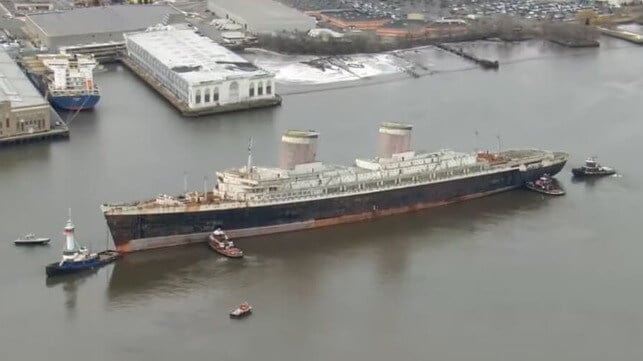 Liner SS United States leaves Philadelphia to start the final journey