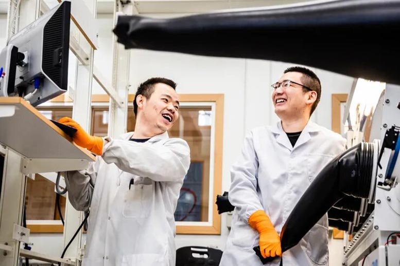 NIANSHeng XU and Xun Xiao in the laboratory