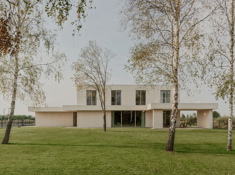 Gaiss rests the linear symmetrical volume of the house on the wood fighting in Latvia