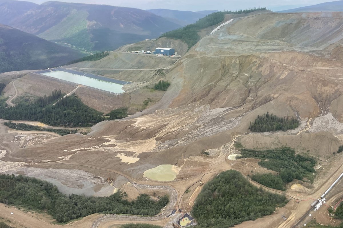 Leck of the containment pond at the location of the Yukon -Mines -Katastrophe Impacting Creek: civil servants