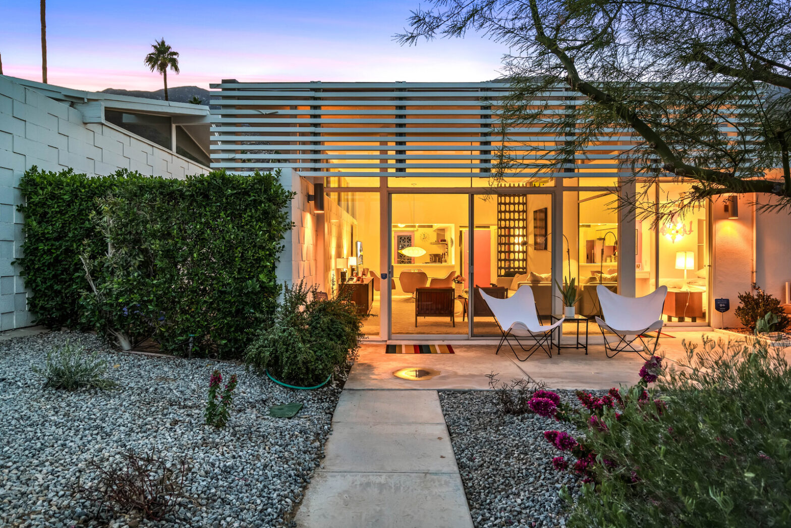 Like it in 1963, you can live in this $ 695,000 Palm Springs Mid Century