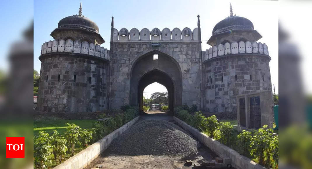 Experts and historical lovers who are in front of landscaping plans near historical city gates in Chhatrapati Sambhajinagar | Chhatrapati Sambhajinagar News