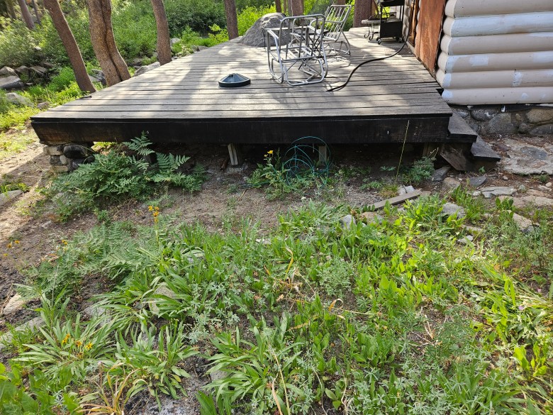 A non -binding deck with the exposed underside, which enables the embers to easily access during a running fire.