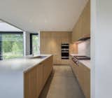 The kitchen has white oak cabinets developed by the Turkel design team. The layout is designed in such a way that it enables social collecting when cooking in the kitchen and includes the spectacular views.