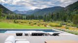 The pool and the terrace overlook untouched wilderness - frequently by moose and moose - a spectacular balance between luxury facilities and a connection with nature.