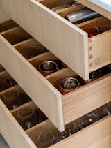 The drawers in the tailor -made cuisine are made from solid maple with swallowtail construction. The customer -specific partition walls keep everything organized and make the preparation of meals a pleasure.