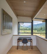 A small examination area is located on the point of view of the intermediate floor. It is both a goal within the house and a place from which the natural light and the surrounding views can enjoy.