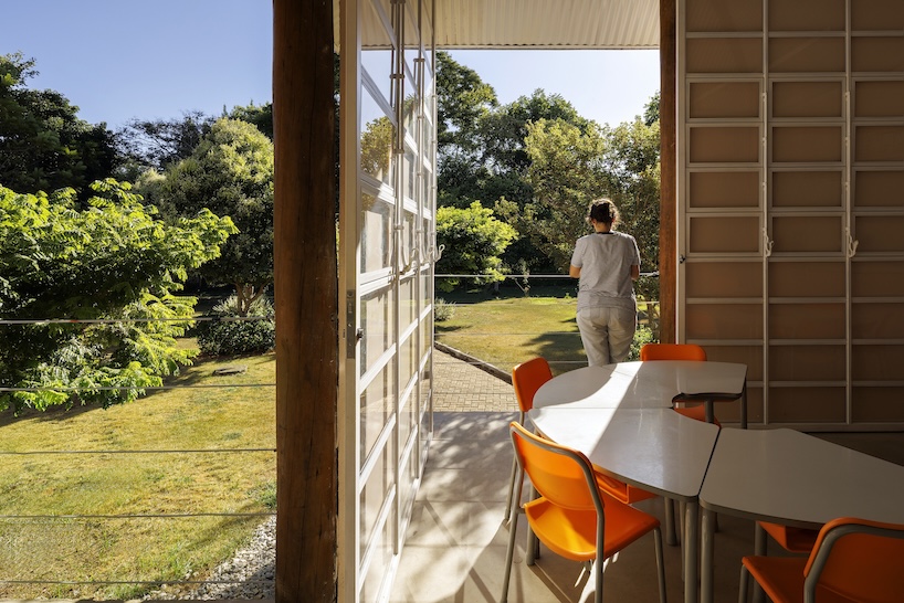 The modular school of Biri & Mach Arquitetos in Brazil is grown over time