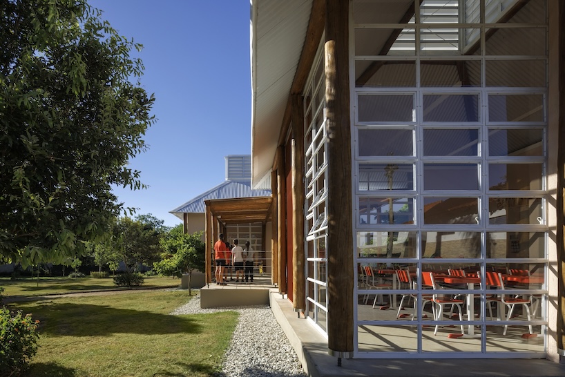 The modular school of Biri & Mach Arquitetos in Brazil is grown over time