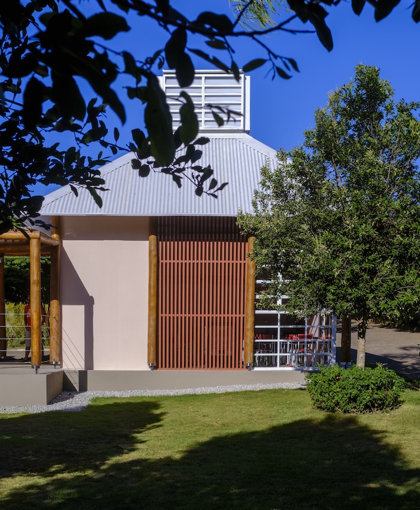 The modular school of Biri & Mach Arquitetos in Brazil is grown over time