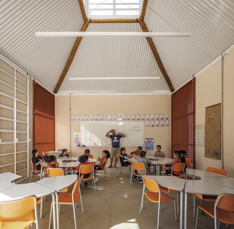 The modular school of Biri & Mach Arquitetos in Brazil is grown over time