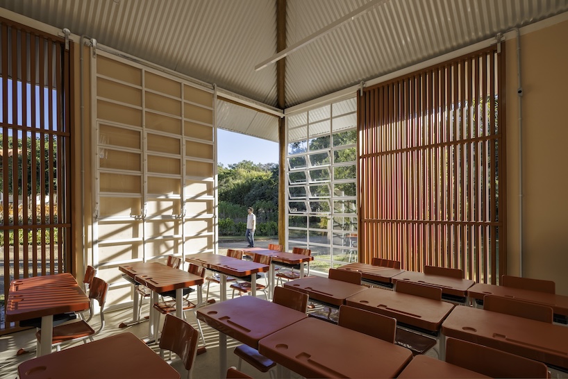 The modular school of Biri & Mach Arquitetos in Brazil is grown over time