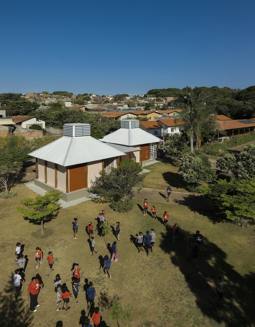 The modular school of Biri & Mach Arquitetos in Brazil is grown over time