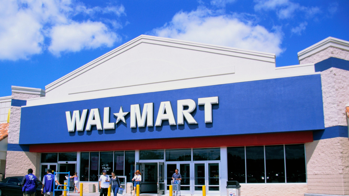 Walmart sells "beautiful" floweral lights of 60 US dollars for only 20 US dollars, and buyers say that they look "incredible" at night