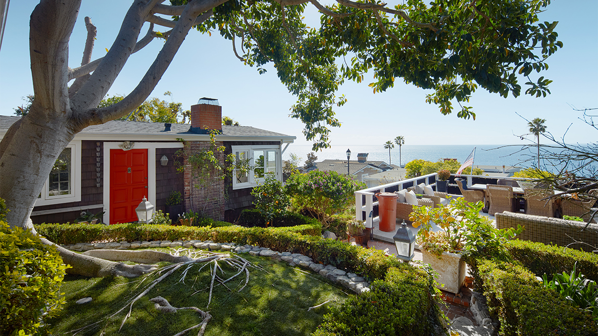 This Laguna Beach House of 3.85 million US dollars has a deck with a breathtaking Pacific view