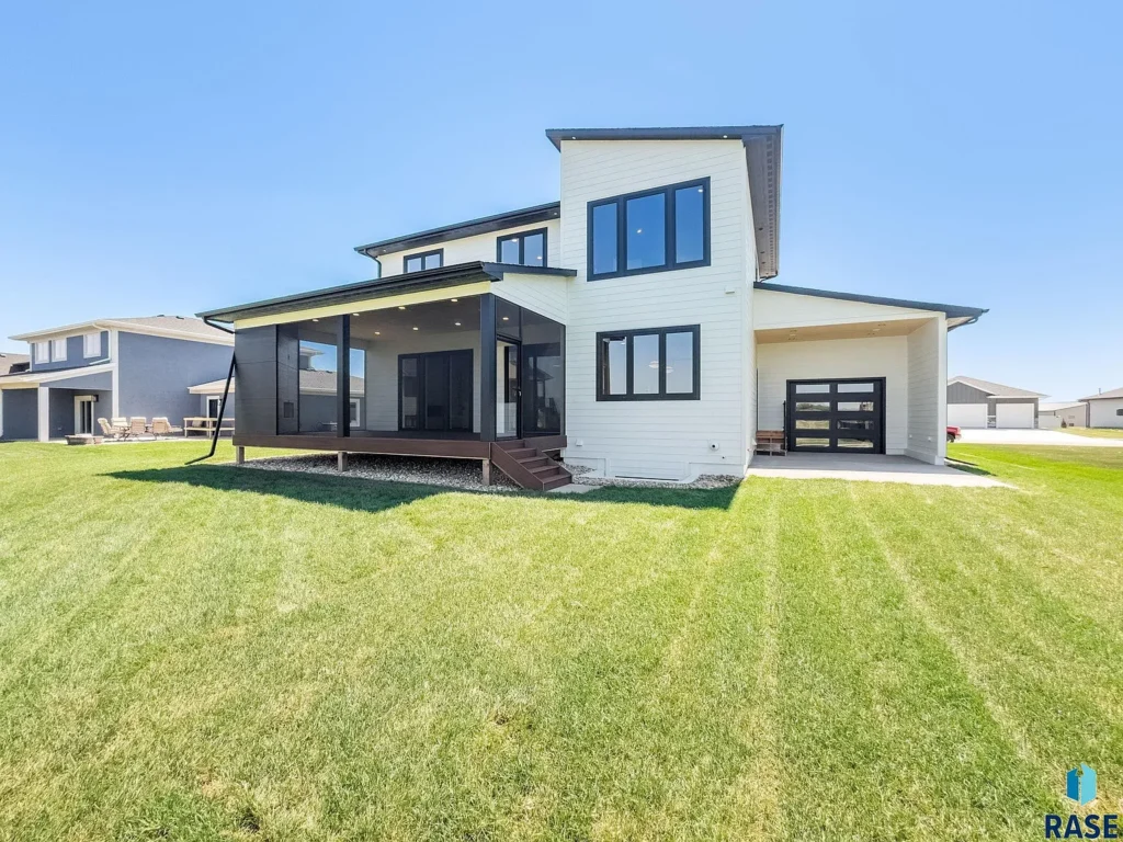 Brand new luxury house in Tea-Low with intelligent design, impressive upgrades