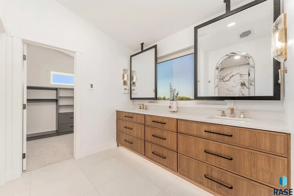 Brand new luxury house in Tea-Low with intelligent design, impressive upgrades