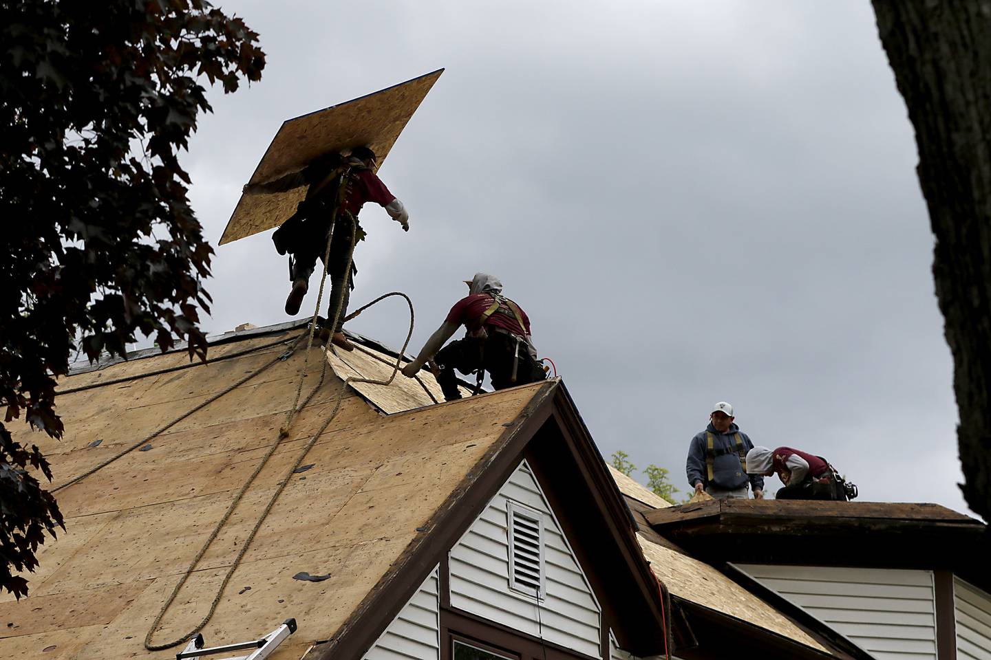 Workers from innovative house concepts replace the roof of the US Marine Corps veteran Mark McClaugry on Thursday, May 22nd, 2025, as part of the