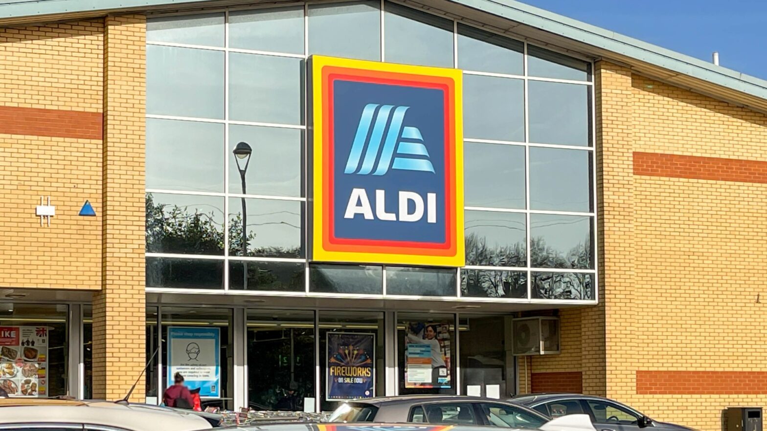 According to Aldi, buyers drive around 23 GBP planters, which serves as the ideal privacy fence