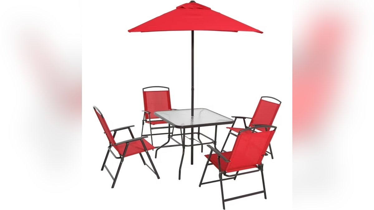 This budget, which is set by main supports near Walmart, offers a complete dining solution for smaller rooms for around $ 100.