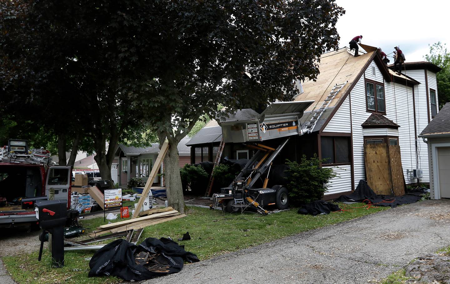 Workers from innovative house concepts replace the roof of the US Marine Corps veteran Mark McClaugry on Thursday, May 22nd, 2025, as part of the