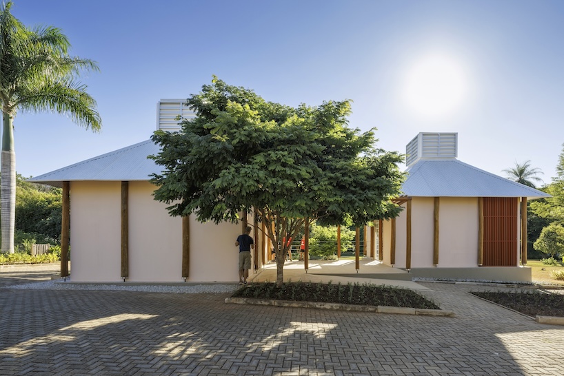 The modular school of Biri & Mach Arquitetos in Brazil is grown over time