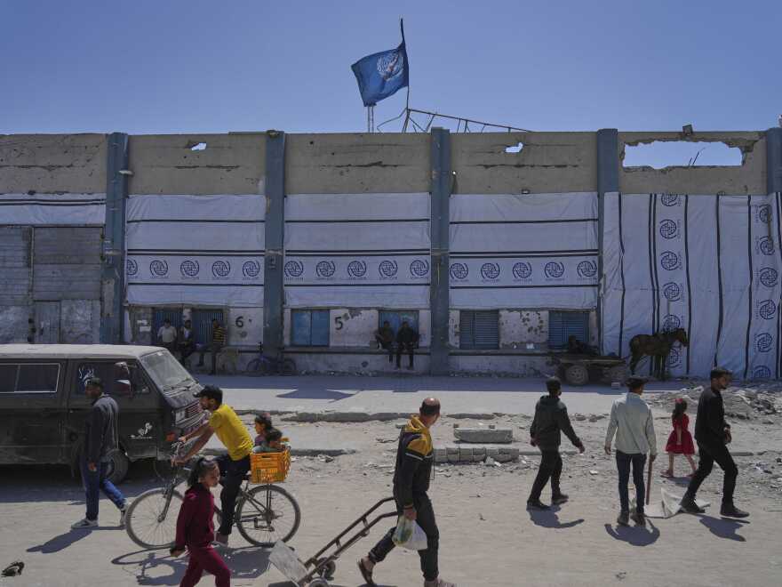 In addition to the closed humanitarian sales center of the Unrwa, the UN agency, the Palestinian refugees in Jabaliya, Gaza Strip on Tuesday, April 29, 2025, the Palestinians help.