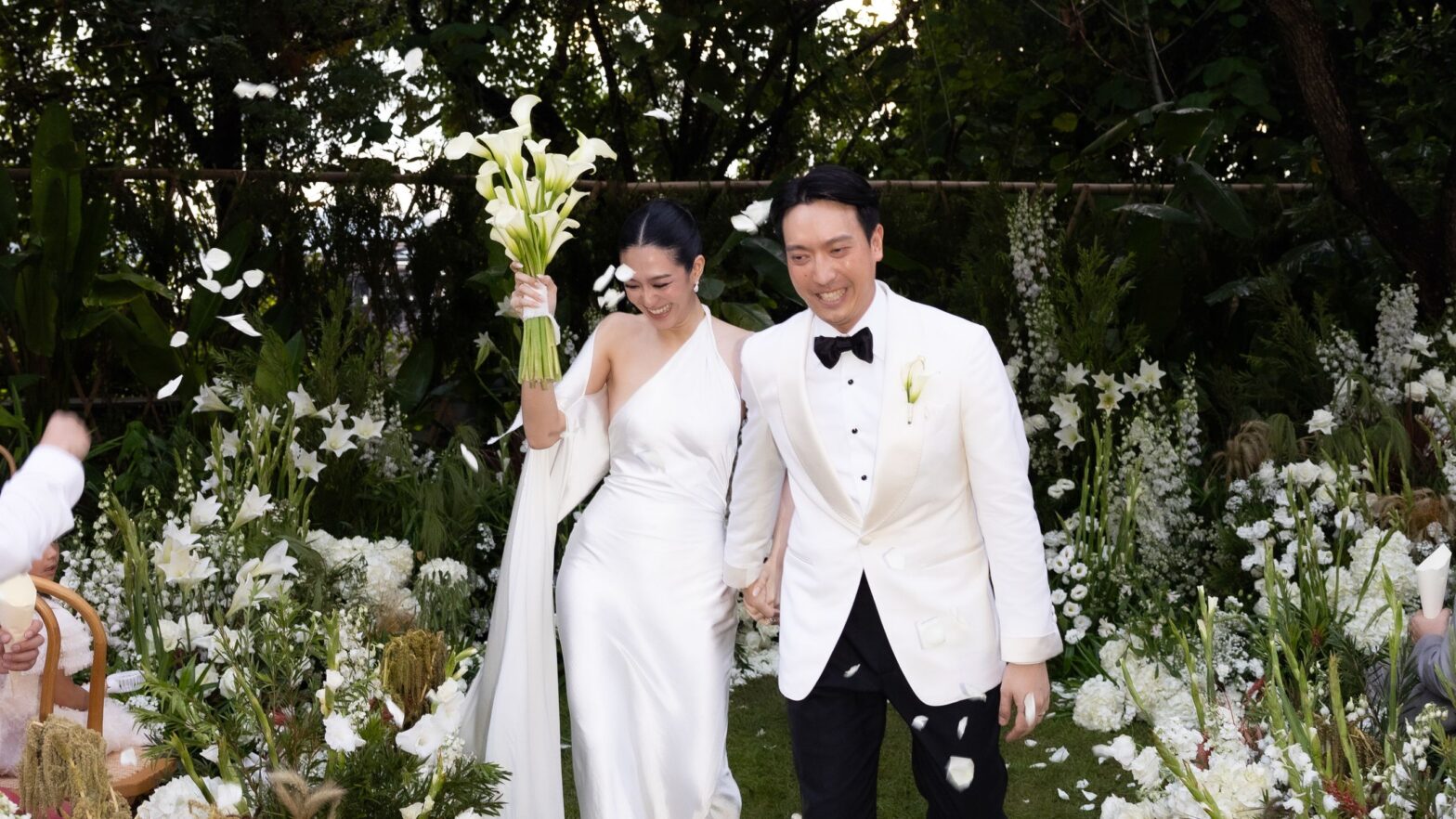 This bakery owner bride designed her own cake for her wedding in Thailand Garden