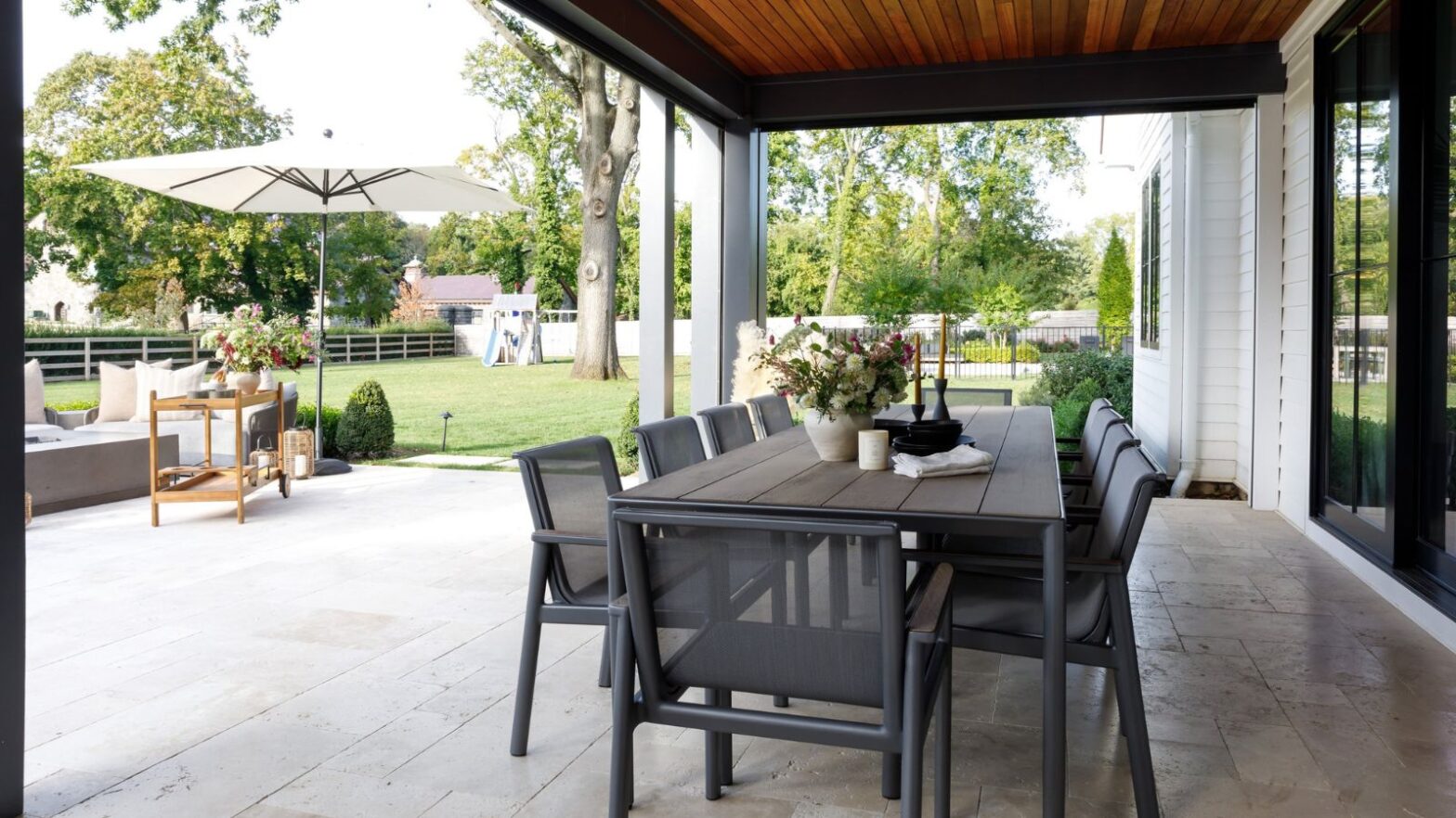 Bessers against leaf blower for faster, simpler cleaning outdoors outdoors