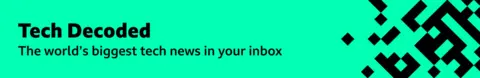A green advertising banner with black squares and rectangles that form pixels and move from the right. The text says: