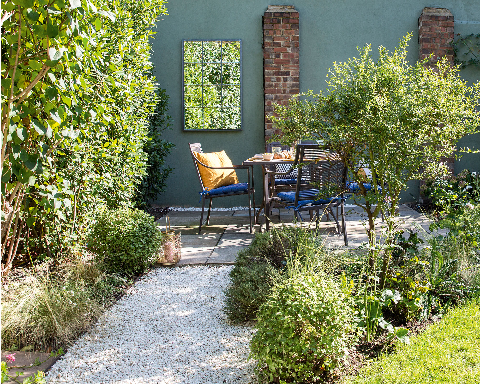 Kiesgarten with seating area