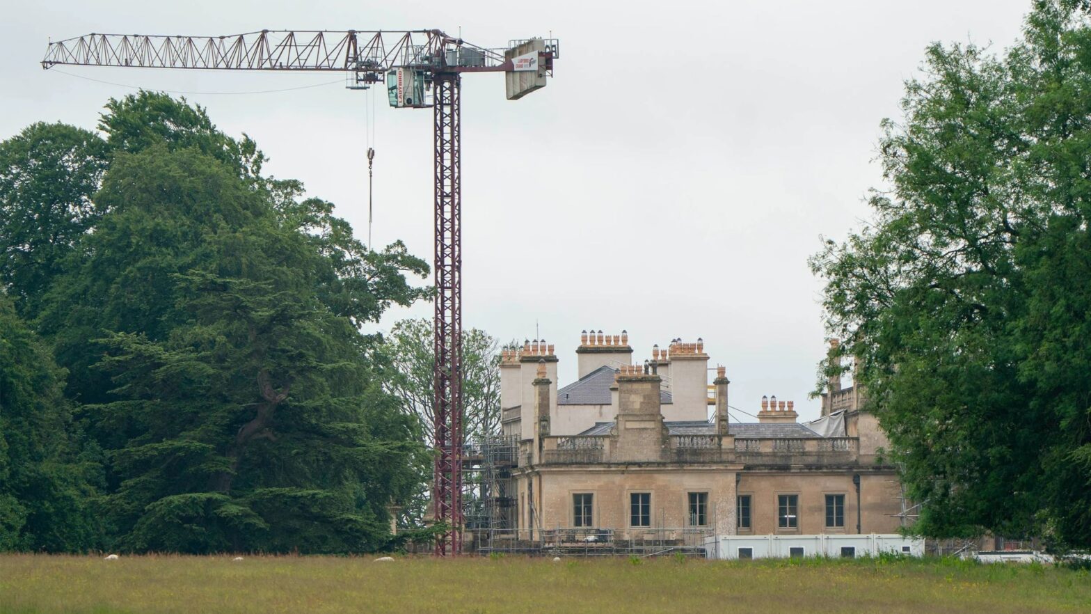 The plan of our billionaire for Downton Abbey House with lagoon and 40 hectares of solar modules will ruin the village.