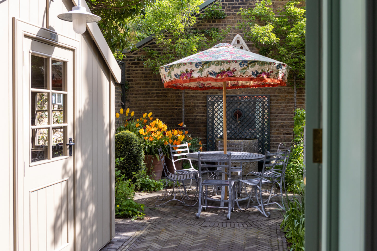 5 garden mirror ideas that improve your space with style