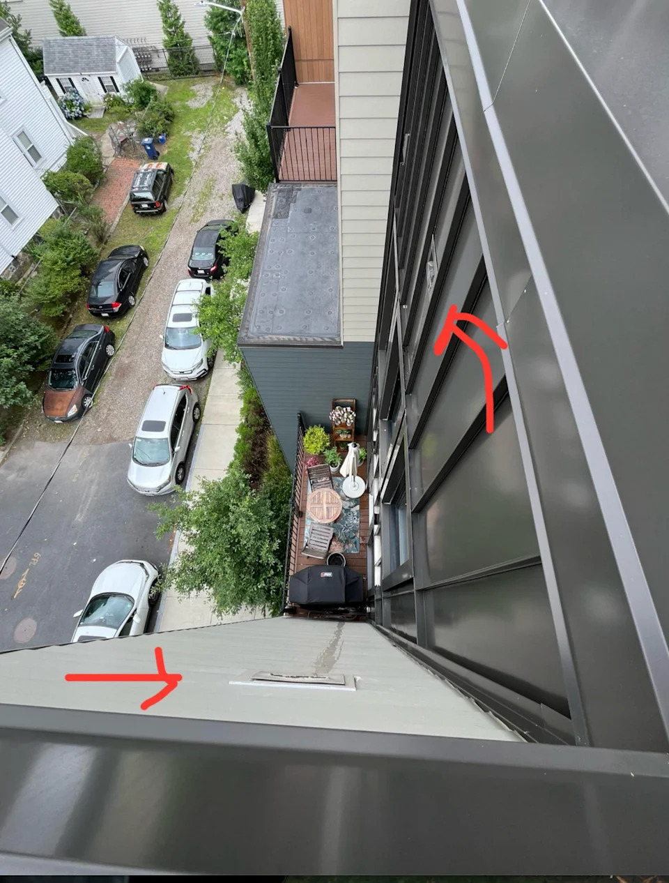 View of a high building that shows patos on lower roofs with arrows, indicate the possible points of interest or direction in the residential area