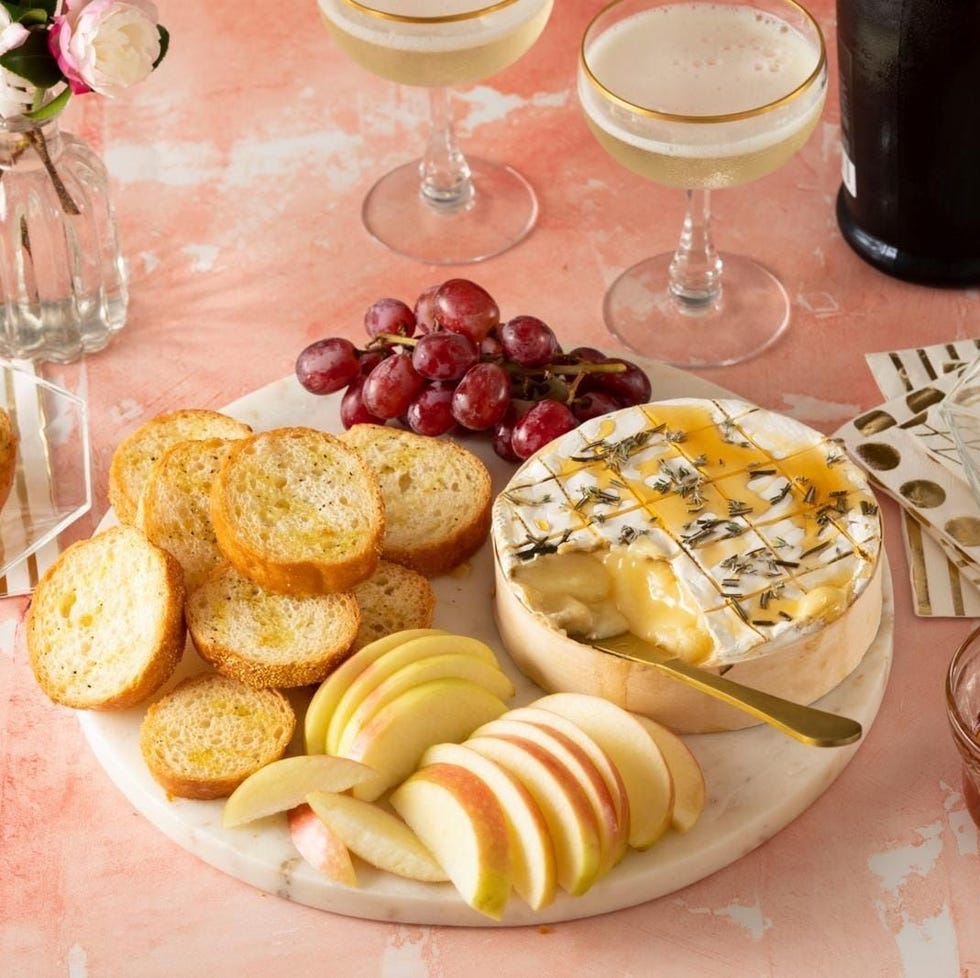 Simple party dinner ideas Easy Party Food Ideas Easy Baked Brie