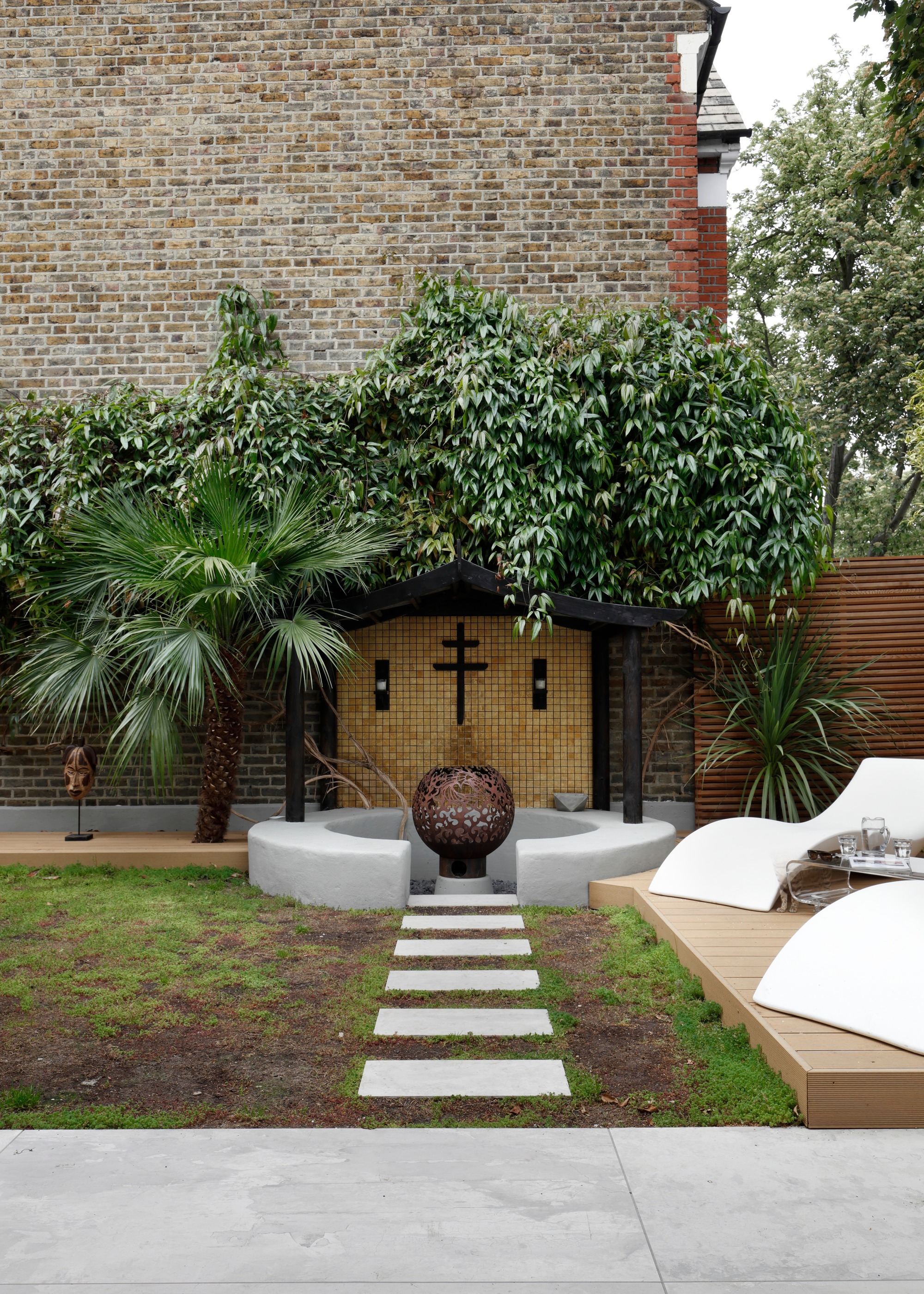 Garden with a terrace and a springboard made of large panels with water and age