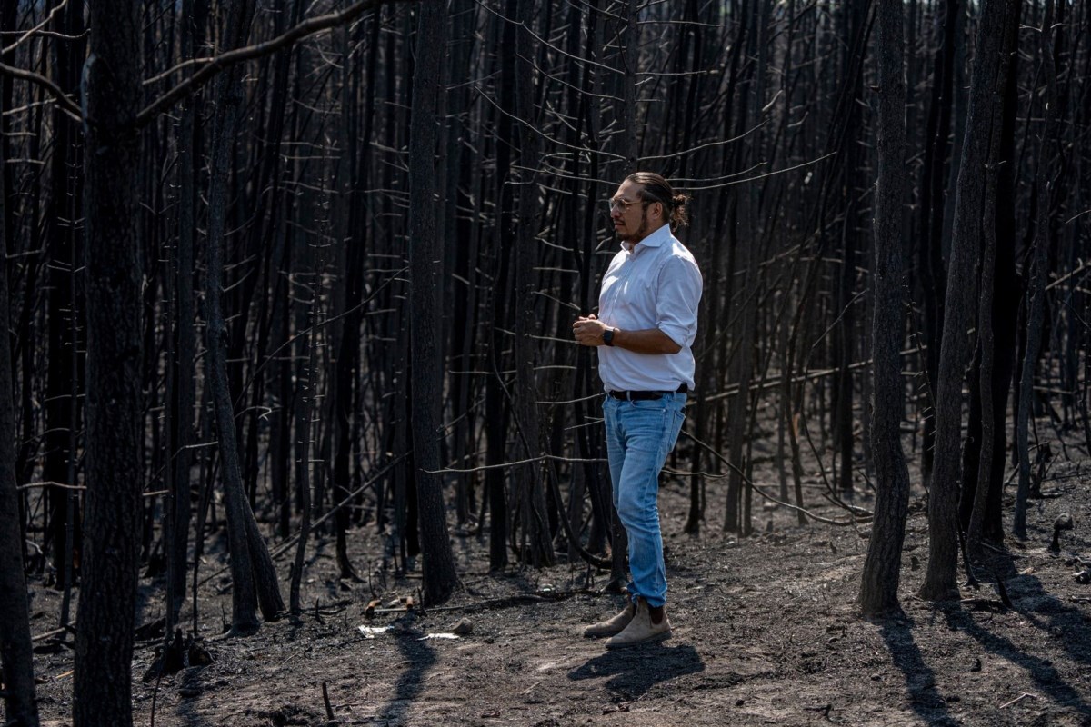 Mpp sees "destroyed" landscape during a visit to Sandy Lake