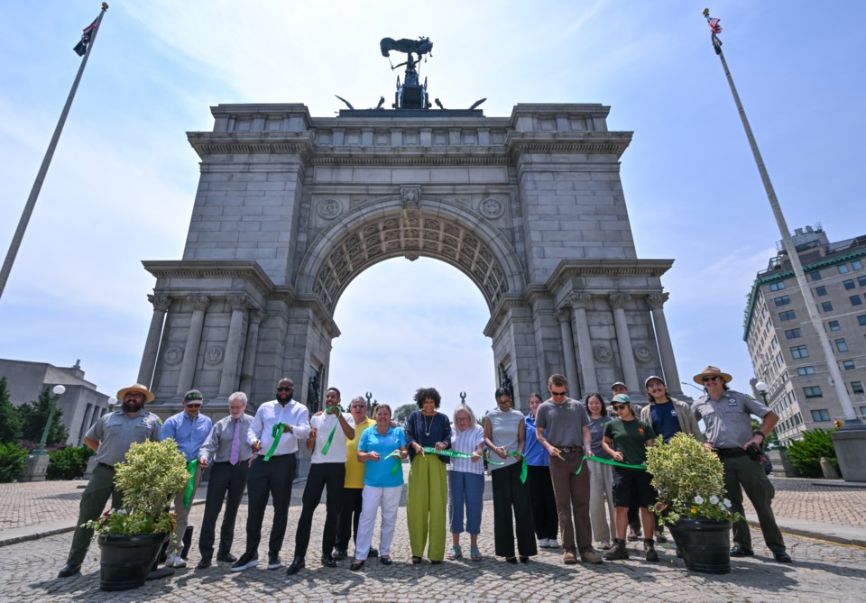 Ribbon cutting 4-c-Paul-Martinka