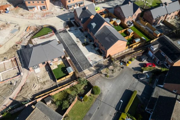 The plan of our billionaire for Downton Abbey House with lagoon and 40 hectares of solar modules will ruin the village.